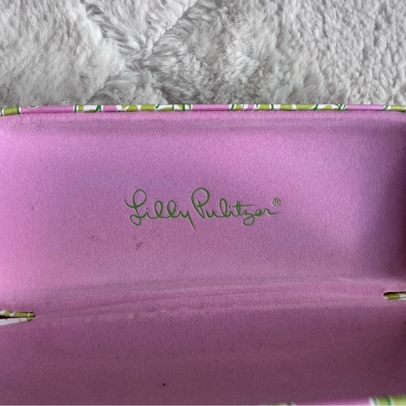 Lilly Pulitzer | Green and Pink Giraffe Print Hard Shell Eyeglass Case - Picture 9 of 9